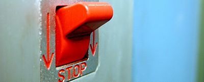 Roter Notausschalter mit Beschriftung "STOP"