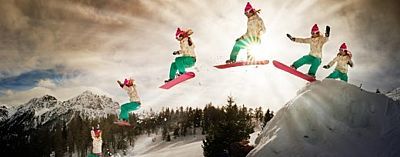Einzelbilder von springendem Snowboardfahrer