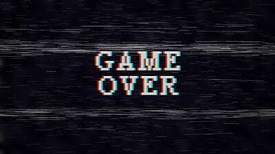 Pixeliger schwarzer Bildschirm mit dem Schriftzug "Game over" im Retrostil