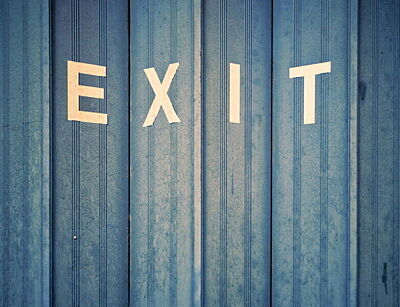 Großbuchstaben "EXIT" auf einer Wand