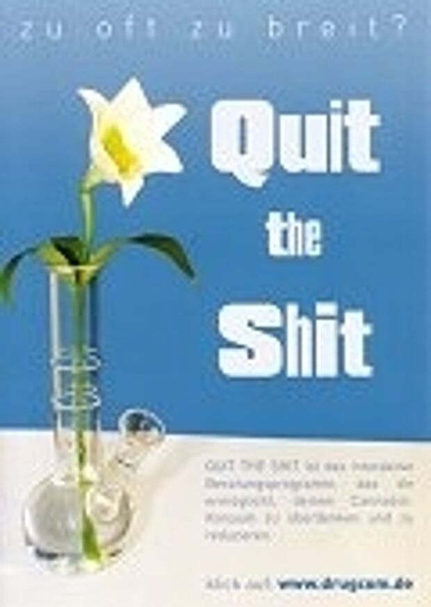 Bild der Quit-the-Shit-Postkarte mit einer "Bong" (Glaswasserpfeife), in der eine Lilie steckt, daneben der Schriftzug "Quit the Shit"