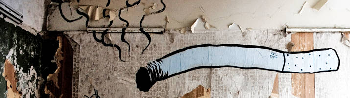 Eine grob gemalte Zigarette auf einer Wand mit einer stark beschädigten abblätternden Tapete
