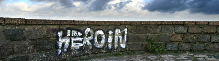 Das Wort "Heroin" als Graffitti auf einer Steinbrüstung