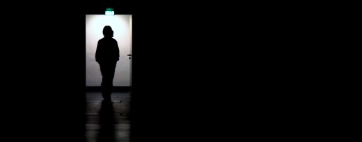 Dunkler Raum - Silhouette eines Menschen in offener Tür
