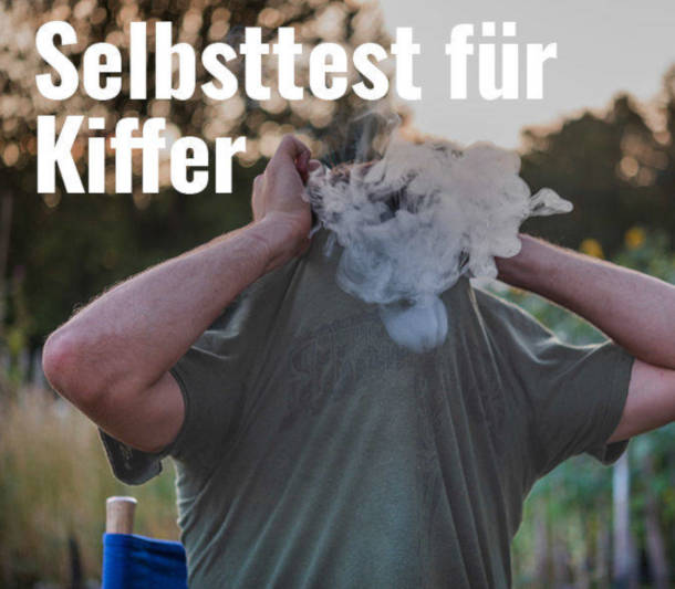 Mann zieht T-Shirt über den Kopf, Rauch steigt auf, darüber Schriftzug "Selbsttest für Kiffer"