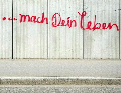 Betonwand mit Schriftzug "... mach dein Leben"