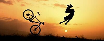 Fahrradfahrer stürzt vor Sonnenuntergang vom Rad