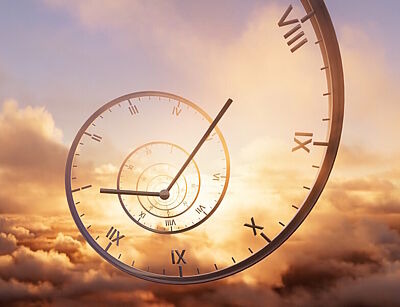 Spiralförmig windendes Ziffernblatt einer Uhr mit Zeigern, das über den Wolken schwebt