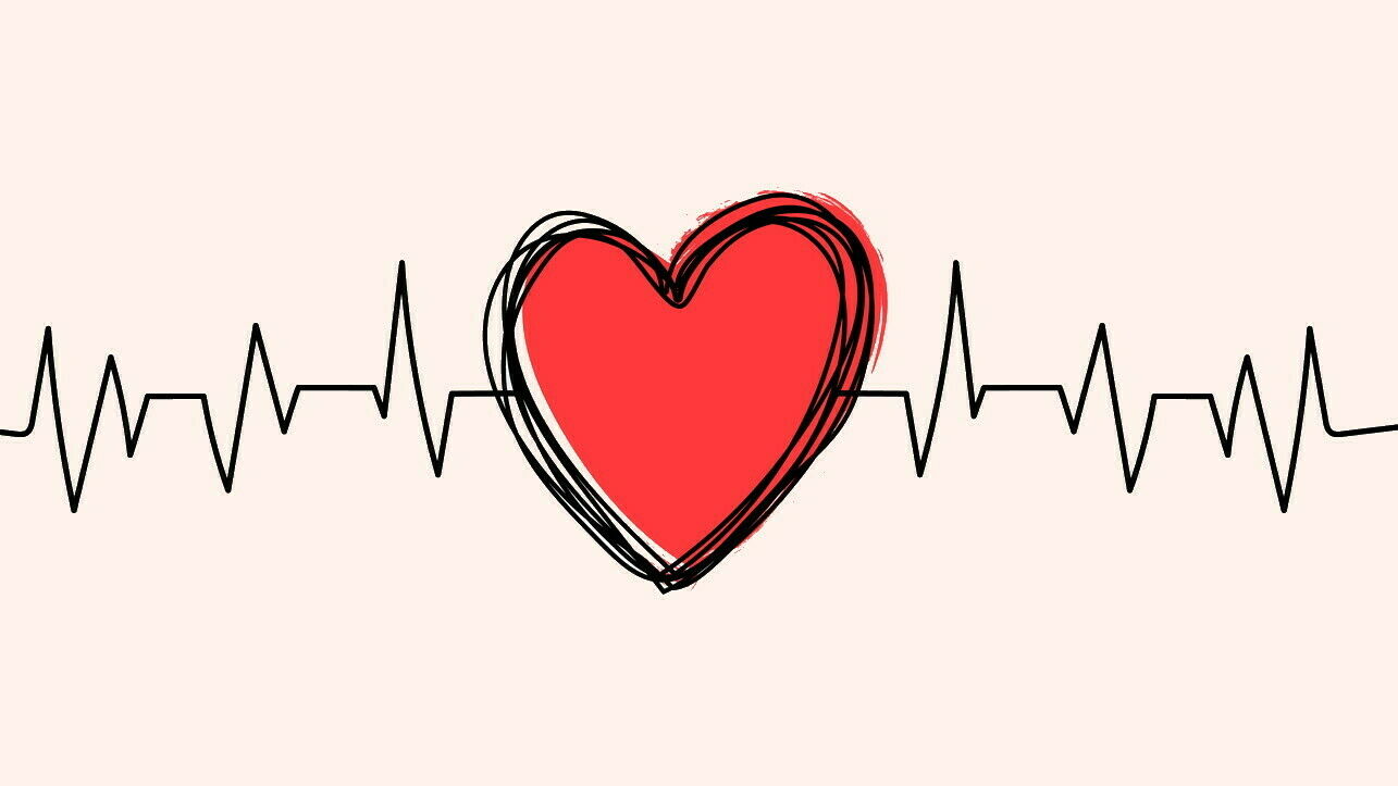 gezeichnetes, verwackelt wirkendes Herz auf eine gemalten EKG-Kurve