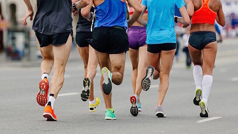 Mehrere Marathonläufer:innen von hinten
