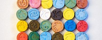 Bunte Ecstasypillen mit unterschiedlichen Einprägungen