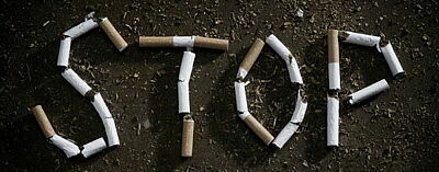Schriftzug STOP aus Zigaretten