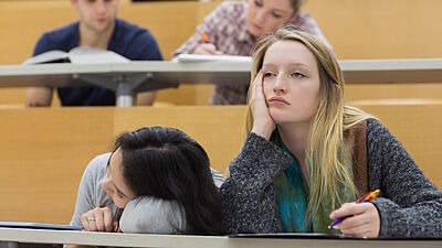 Gelangweilte Studentinnen im Hörsaal