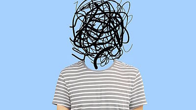 Portrait eines Menschen in T-Shirt mit wirren Strichen statt eines Kopfes