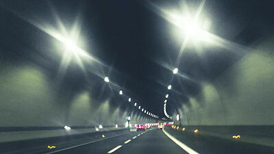 Blendende Lichter in einem Autotunnel