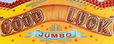 Aufschrift "Good Luck Jumbo" auf Front einer Jahrmarktsbude