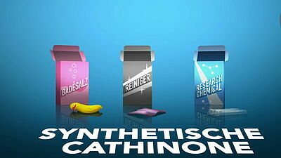 Drei Schachteln mit der Aufschrift "Badesalz", "Reiniger" und "Research Chemical", darunter der Text "synthetische Cathinone"