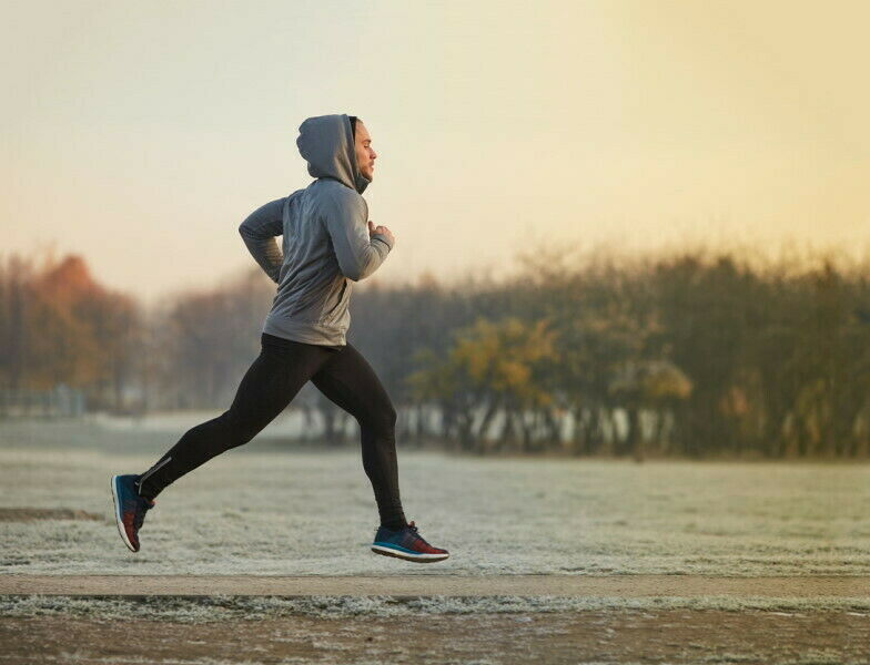 Junger Mann joggt im Winter