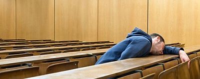 Student schläft in leerem Hörsaal