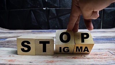 Holzbausteine zeigen das Wort S-T-O-P