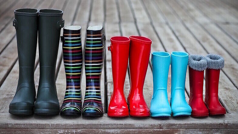 Aufgereihte Gummistiefel in verschiedenen Größen