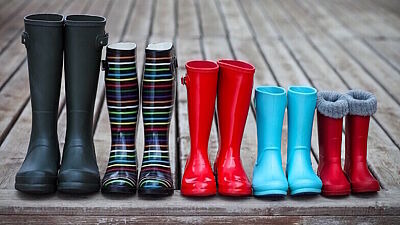 Aufgereihte Gummistiefel in verschiedenen Größen