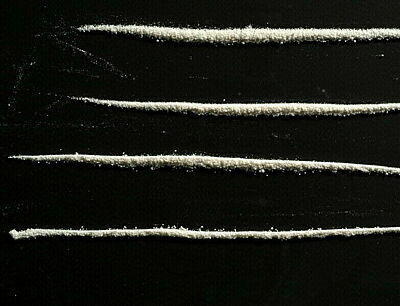 Weiße Kokainlinien vor schwarzem Hintergrund