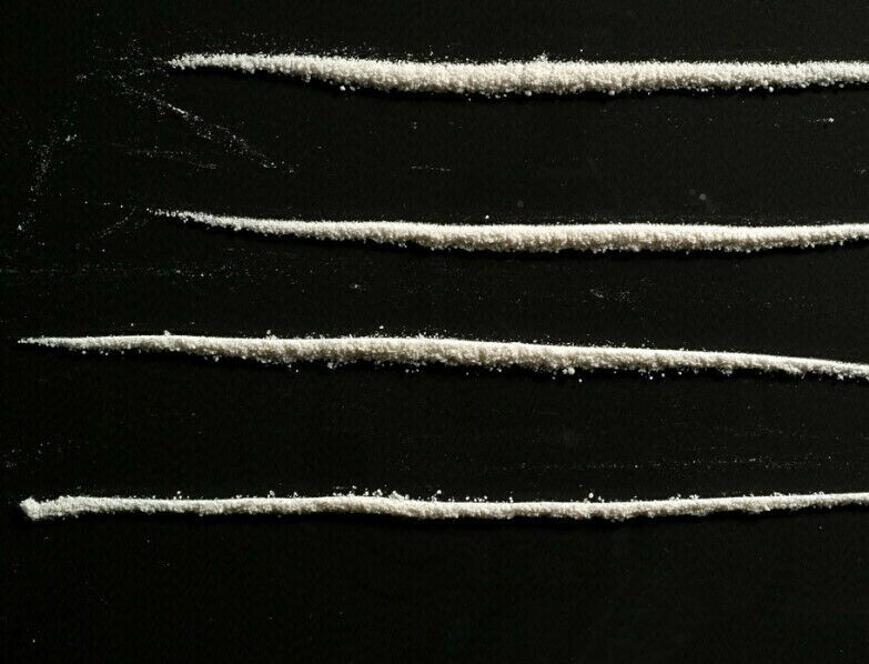 Weiße Kokainlinien vor schwarzem Hintergrund