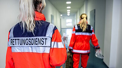 Zwei Mitarbeiterinnen des Rettungsdiensts im Einsatz