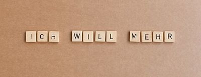 Schriftzug aus einzelnen Buchstaben formen "Ich will mehr"