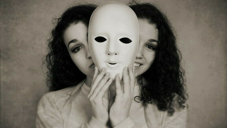 Frau schaut links und rechte hinter einer Maske hervor, einmal lächelnd, einmal neutral bis traurig
