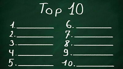 Überschrift Top 10 und Zahlen von 1-10 mit Kreide auf Tafel geschrieben