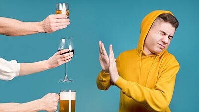 Jugendlicher lehnt Alkoholangebote ab