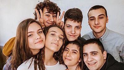 Eine Gruppe Jugendlicher lächelt in die Kamera