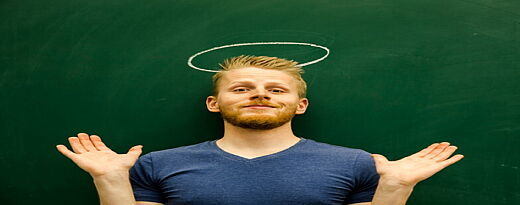 Bärtiger junger Mann mit aufgemaltem Heiligenschein im Hintergrund Bärtiger junger Mann mit aufgemaltem Heiligenschein im Hintergrund