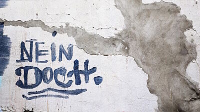 Graffito auf Wand mit Schriftzug "Nein Doch"