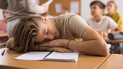 Schüler schläft im Unterricht