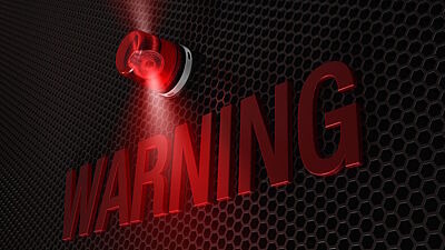 Rote Warnlampe und Schriftzug "Warning"