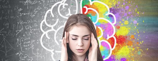 Jugendliche hält Hände an die Schläfen, dahinter ein gemaltes Gehirn an der Wand