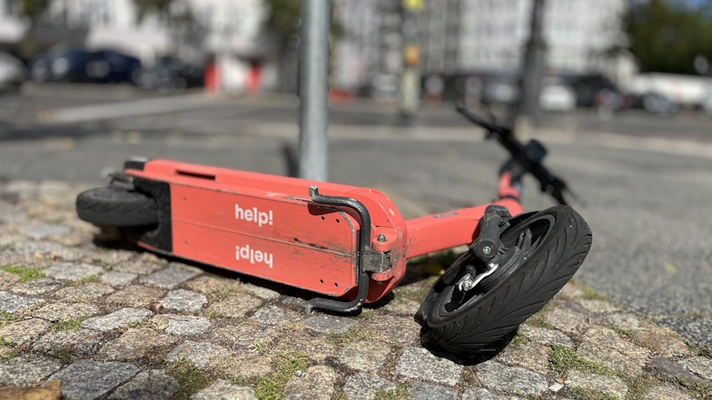 Umgefallener E-Scooter auf Straße