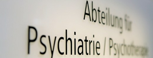 Schriftzug "Abteilung für Psychiatrie / Psychotherapie" auf Tür