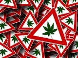 Dreieckige Schilder mit Cannabisblatt