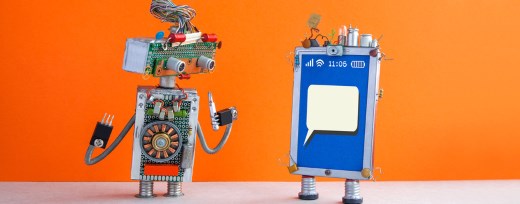 Gebastelter Roboter aus Elektronikelementen vor Smartphone-Bot