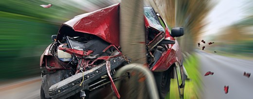 Auto ist gegen Baum gefahren