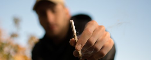 Mann bietet Joint an Mann bietet Joint an