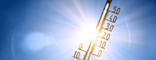 Thermometer vor gleißender Sonne steht auf 35 Grad