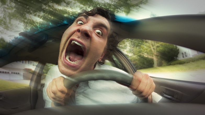 Verschwommene Ansicht eines überdrehten jungen Autofahrers