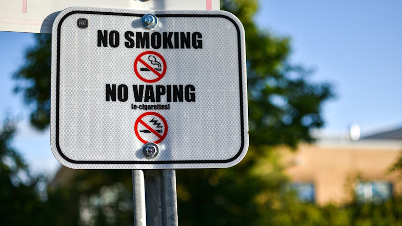 Straßenschild mit der Aufschrift "No Smoking. No Vaping."