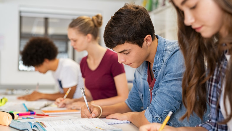 Jugendliche in der Schule 