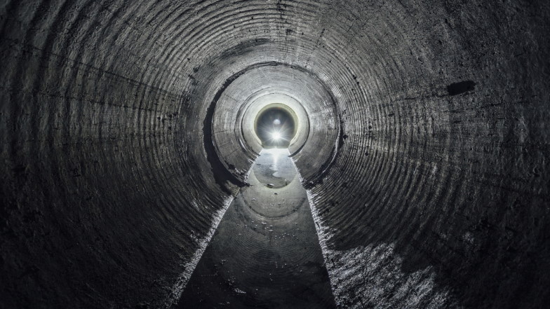 Blick in einen Abflusskanal, am Ende ist ein Licht im Tunnel